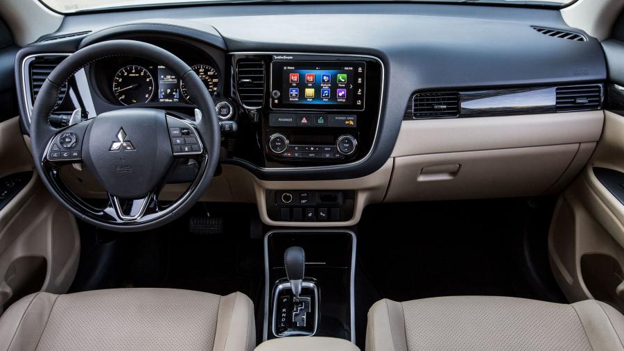 Торпедо Mitsubishi Outlander GT 2016 года  (фото 50 из 56)